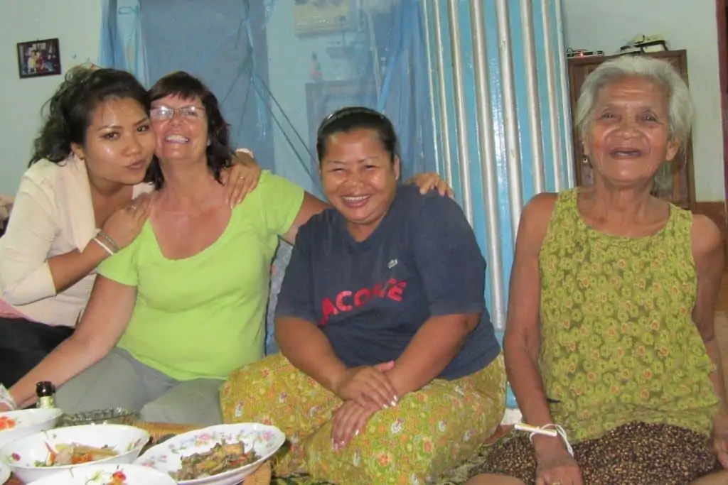 凯伦和三个朋友享受生活在巴色、老挝