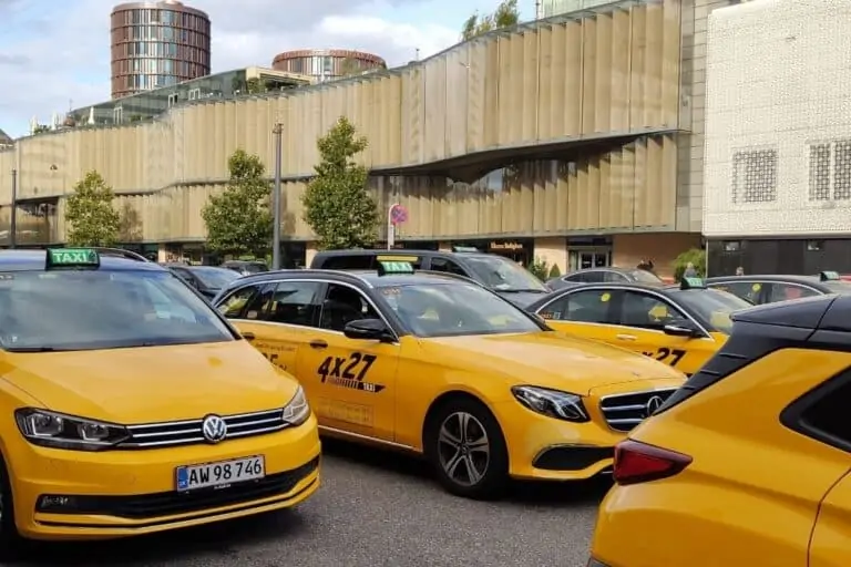 黄色出租车在等出租车外哥本哈根中央车站