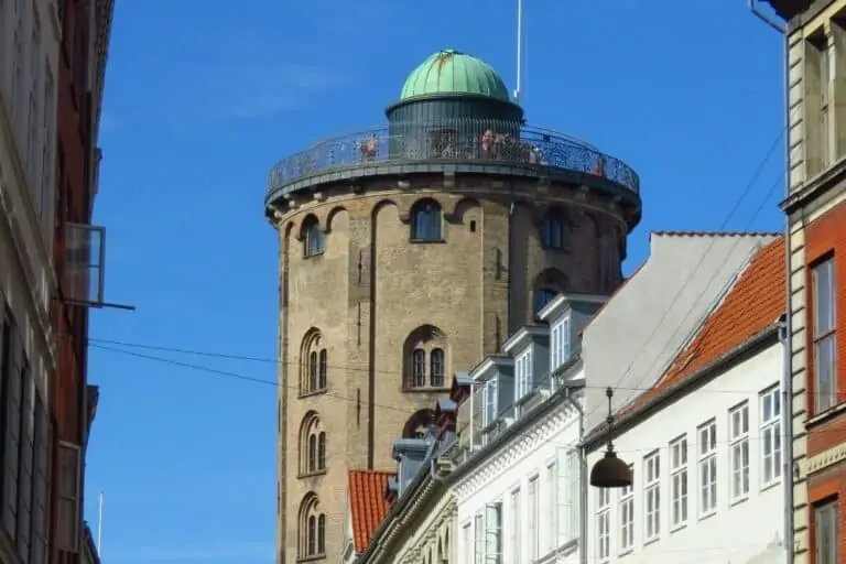 在哥本哈根圆塔,从街上。