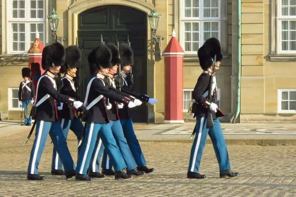 哥本哈根阿马里安堡宫的卫兵换岗仪式