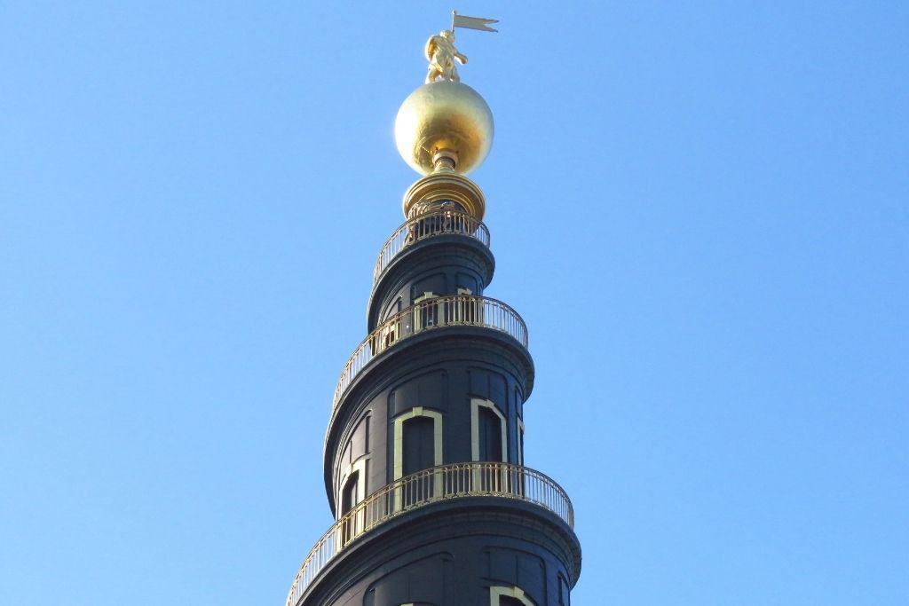 在哥本哈根我们的救世主教堂，金色的楼梯盘旋在塔尖外面。