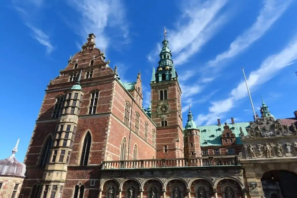 丹麦弗雷德里克堡，阳光明媚的一天。