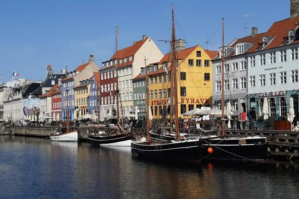 丰富多彩的建筑和船只在翰运河,哥本哈根,丹麦
