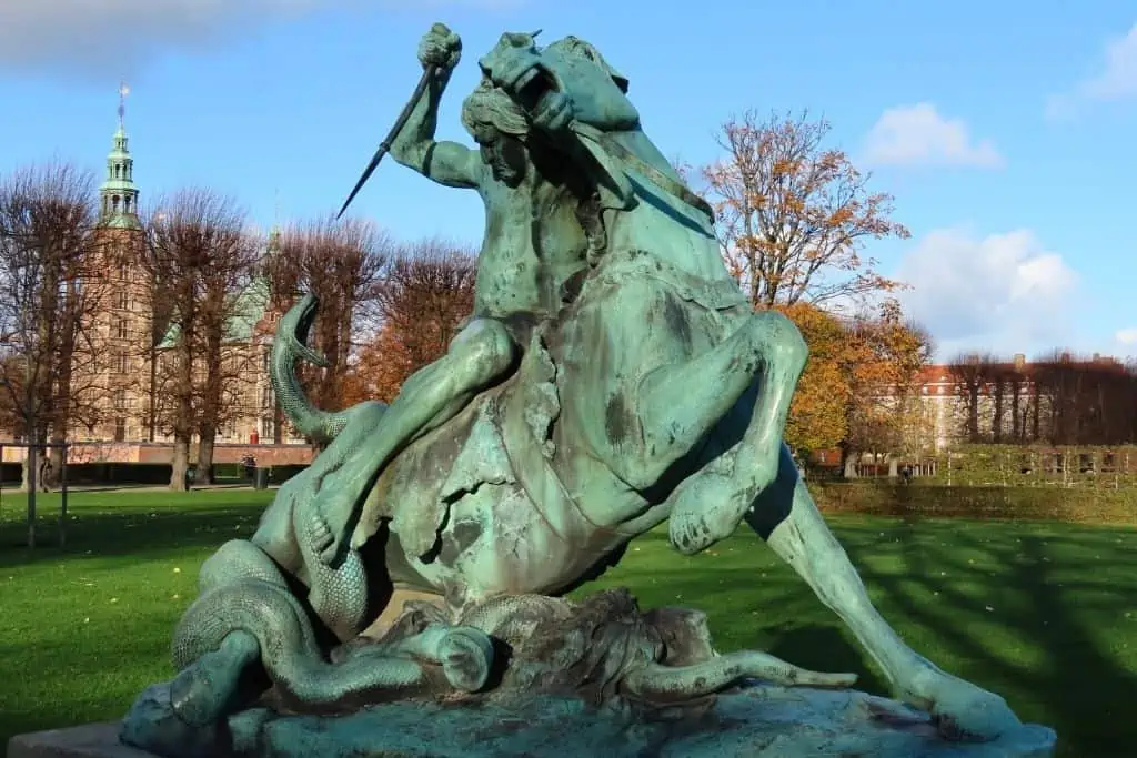 哥本哈根国王花园的一尊士兵骑在马上用剑攻击蛇的雕像