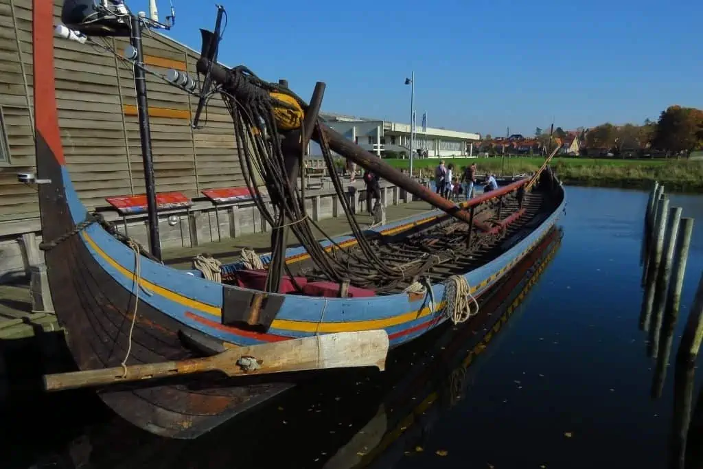丹麦罗斯基勒海盗博物馆的一艘色彩斑斓的大帆船