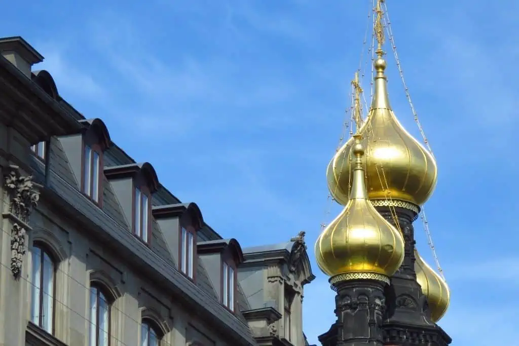 哥本哈根Alexander Nevksy教堂的三个金色洋葱圆顶。