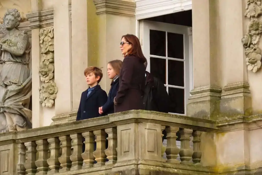 丹麦王储公主玛丽与文森特王子和约瑟芬公主在隐士狩猎小屋的阳台上。