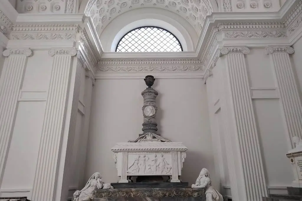 位于罗斯基勒大教堂的丹麦国王弗雷德里克五世墓