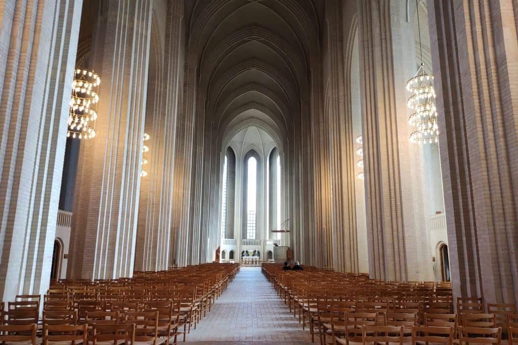 哥本哈根格伦特维茨教堂，通向圣坛的木质座椅