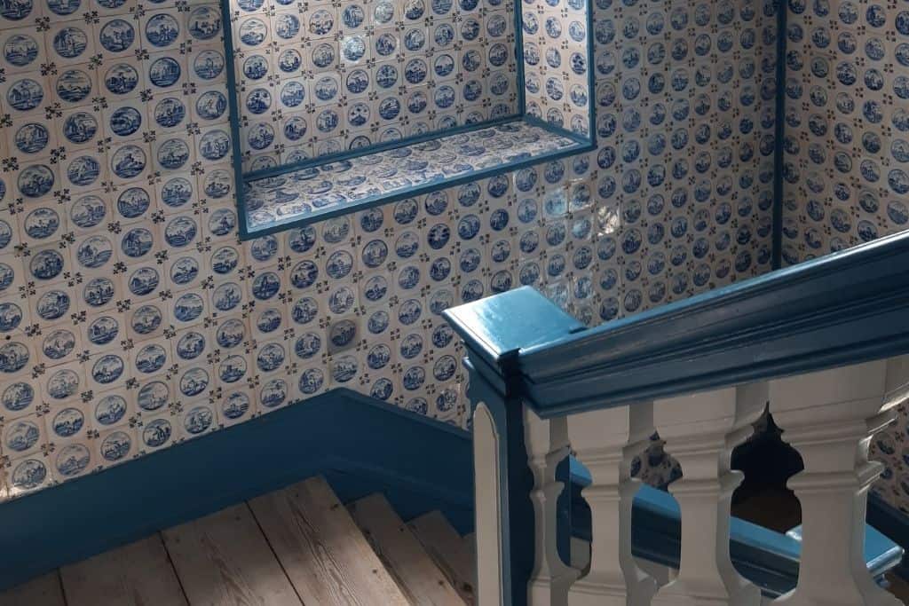 哥本哈根冬宫内的木制地板蓝色瓷砖楼梯。