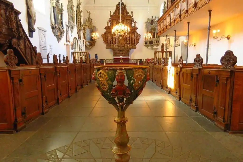 哥本哈根Holmen's Church的彩色字体，可以看到字体后面的木雕祭坛