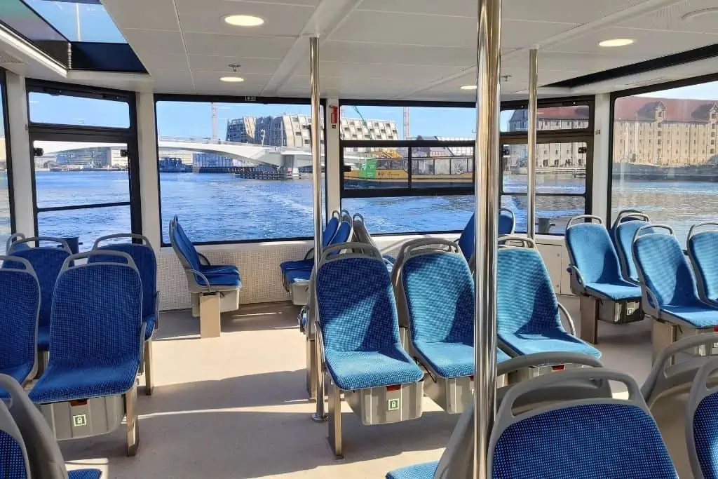坐在哥本哈根的一辆海港巴士内，望着远处另一辆黄色海港巴士。