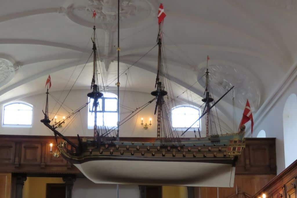 哥本哈根Holmen's church教堂天花板上悬挂的船模