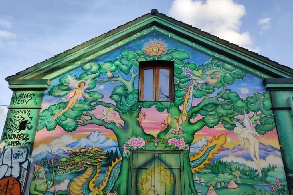 哥本哈根克里斯蒂亚入口的山墙末端有仙女和龙的彩色街头艺术。哥本哈根有许多免费的景点和活动。