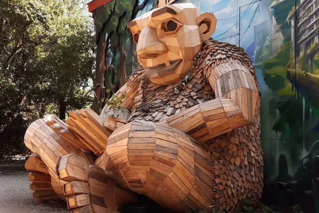 格林·乔治，被遗忘的巨人之一，一个回收的木雕。