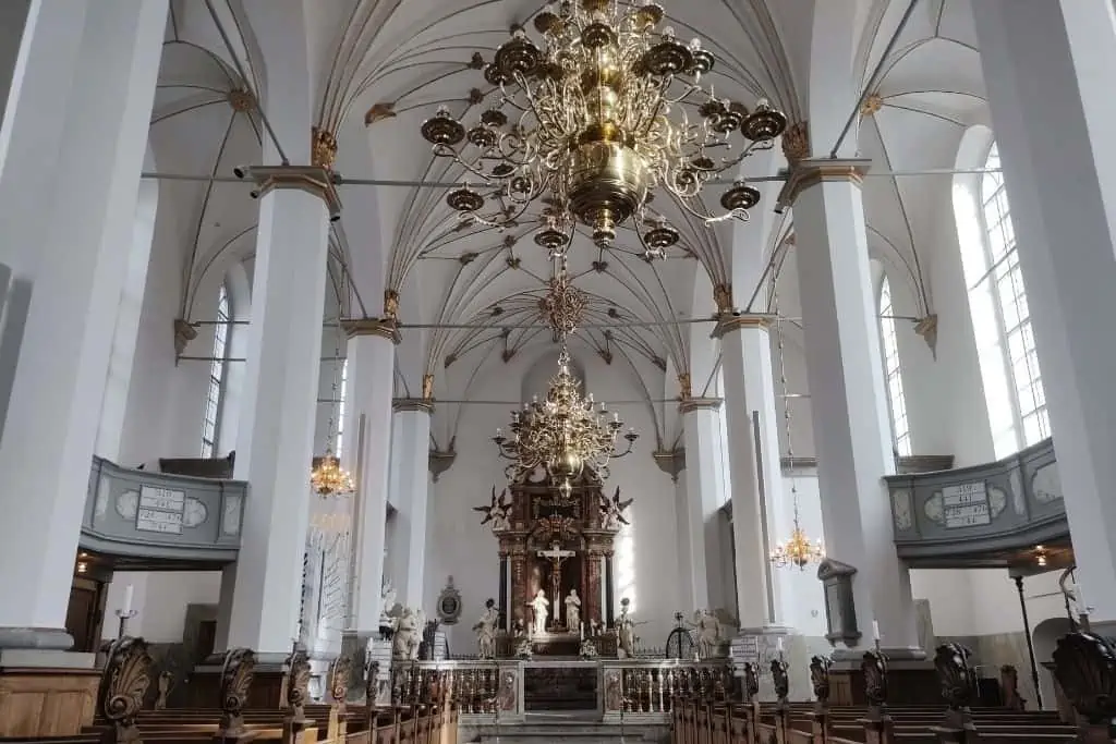 哥本哈根面向圣坛的华丽的三一教堂的景色。
