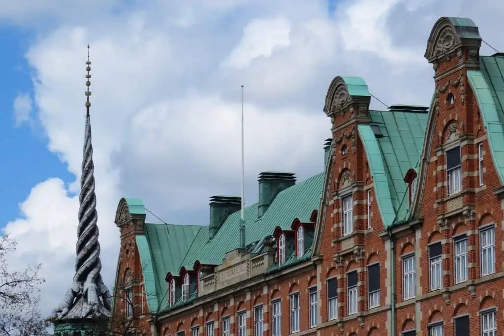 Børsen，哥本哈根的旧证券交易所。Børsen不再对公众开放，绿色屋顶与红褐色砖块形成对比，但突出的特点是灰色扭曲的龙塔尖。