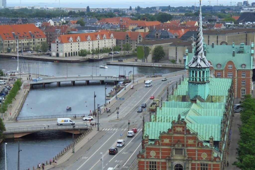 从Christiansborg塔俯瞰绿色屋顶的Børsen证券交易所和运河