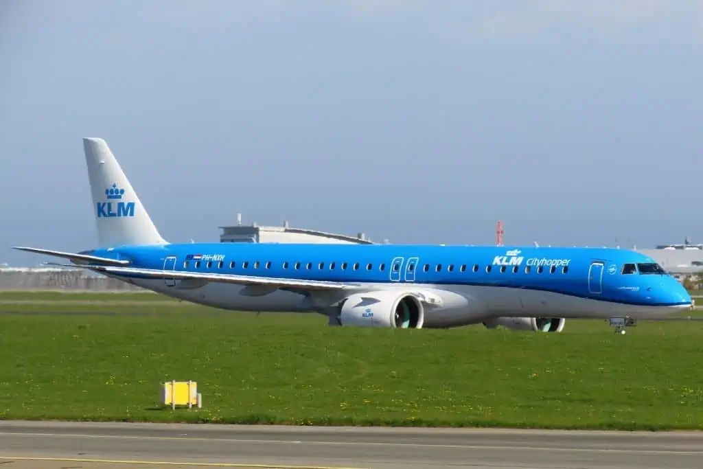 一架蓝色的荷兰皇家航空Cityhopper飞机在哥本哈根机场的跑道上滑行，准备起飞。