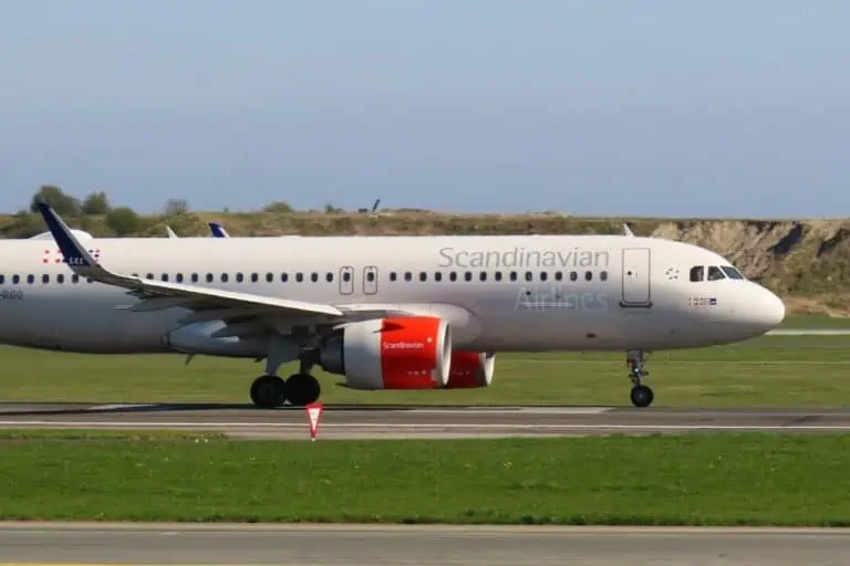 白色的斯堪的纳维亚航空公司飞机沿着跑道在哥本哈根机场,准备起飞。