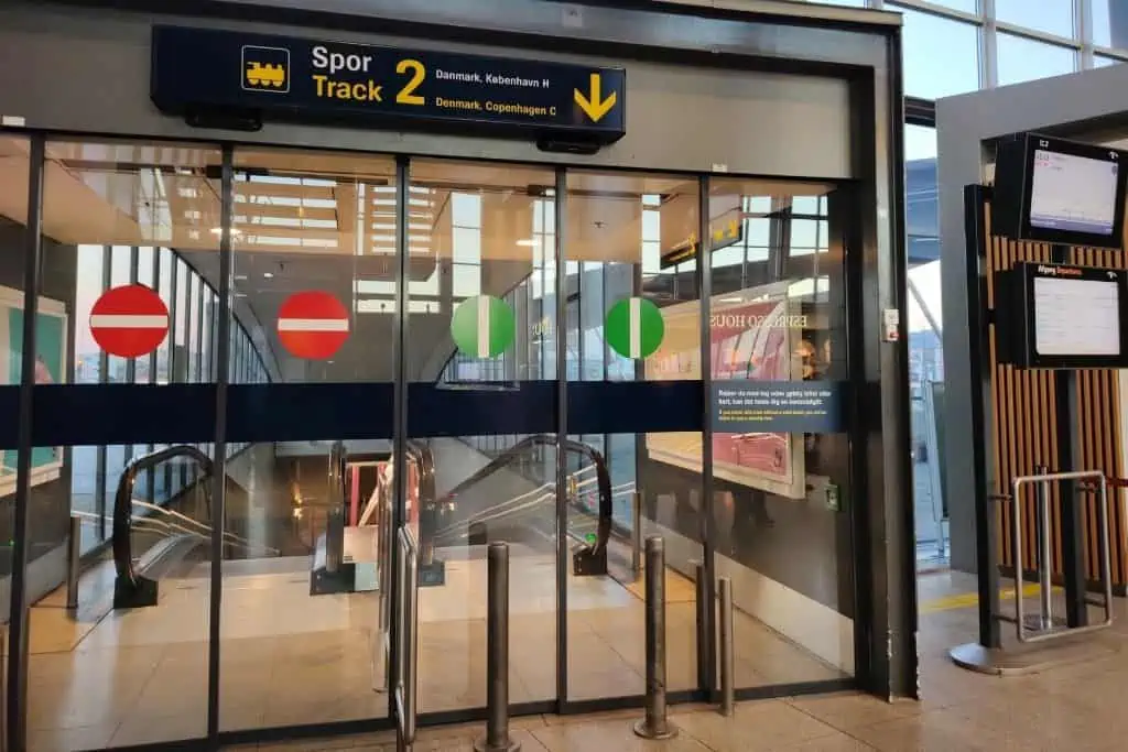 哥本哈根机场的门和移动走道，通往2号轨道，即通往市中心的铁路线。