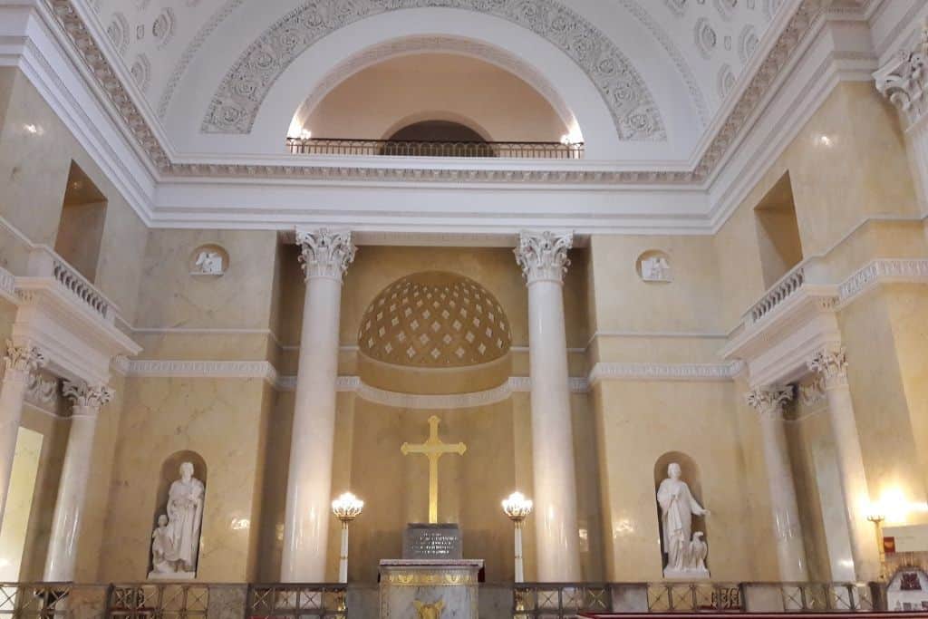 哥本哈根克里斯蒂安堡教堂的讲坛，后面有一个十字架，十字架两边各有两个雕像