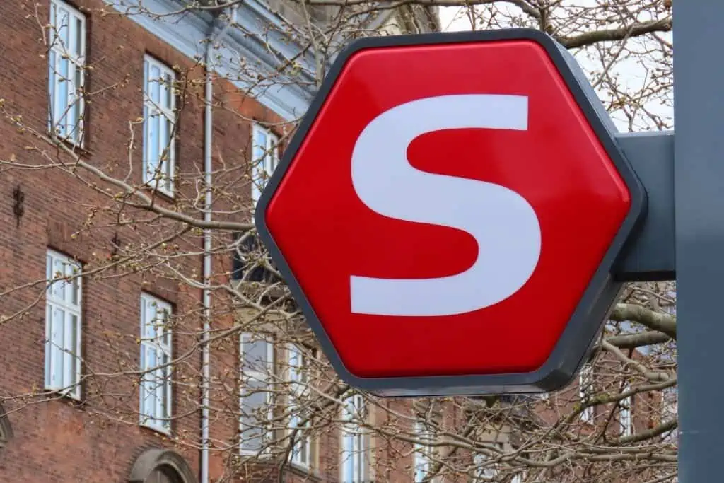 在丹麦哥本哈根，红色背景的白色字母S标志着S火车站。