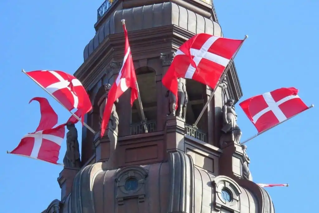 五面红白相间的丹麦国旗从哥本哈根的克里斯蒂安堡塔飘扬