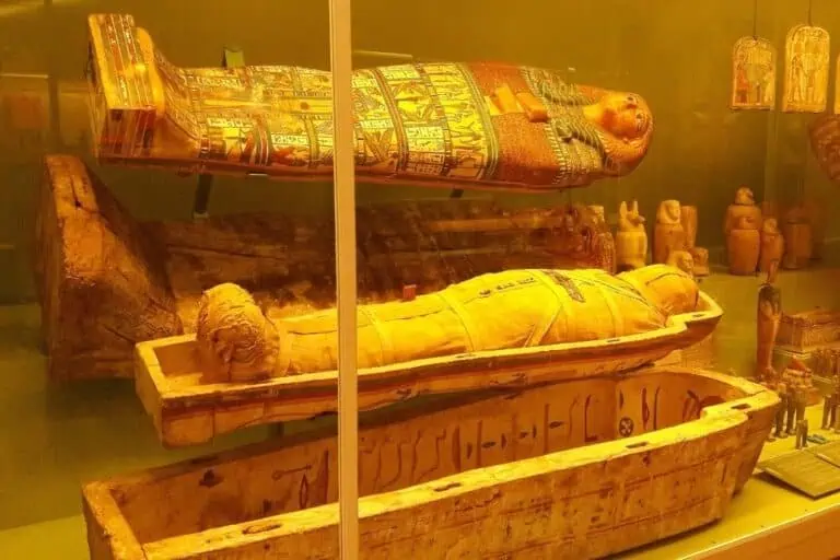 埃及木乃伊木制棺材和雕像在丹麦国家博物馆的埃及的房间。