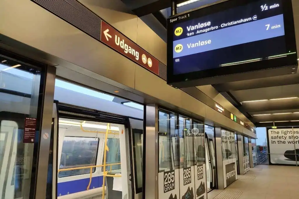 哥本哈根机场的地铁显示了目的地、出发时间和下一班地铁到达的时间。