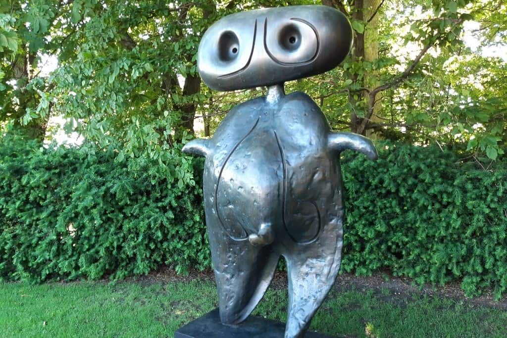 位于哥本哈根的路易斯安那现代艺术博物馆的花园里，由Joan Miró创作的灰色金属雕塑。