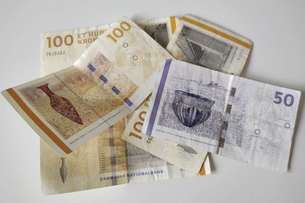 丹麦的货币。4张100克朗纸币和1张50克朗纸币。