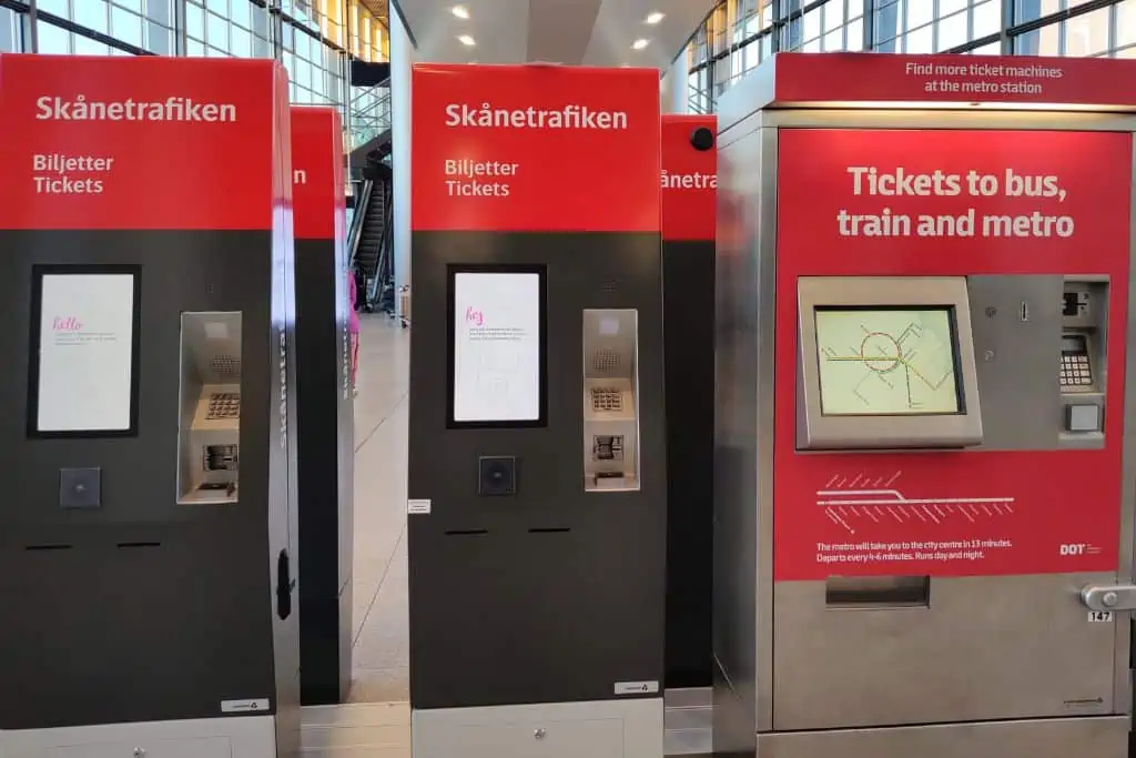 哥本哈根机场红色和灰色的火车和地铁售票机。