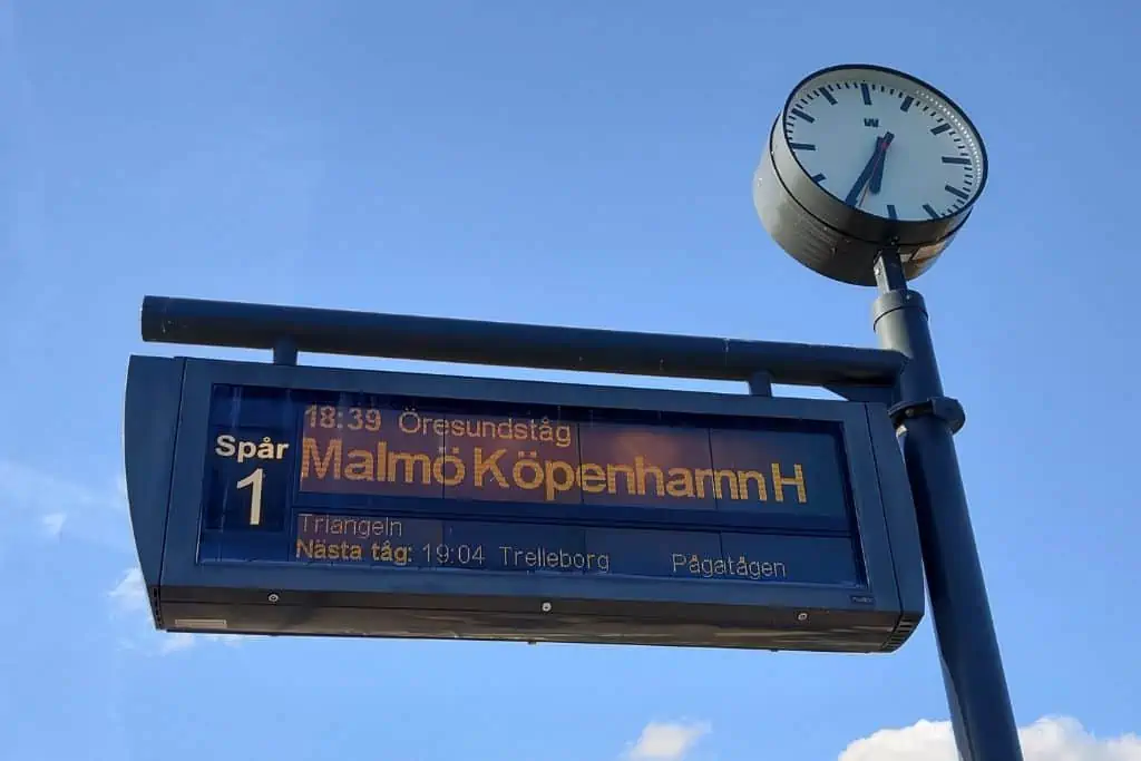 头顶上的标志，瑞典语，表示开往哥本哈根的火车。