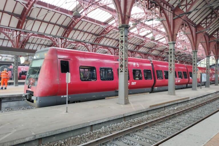 红色年代的火车在铁和玻璃穹顶在哥本哈根中央车站。