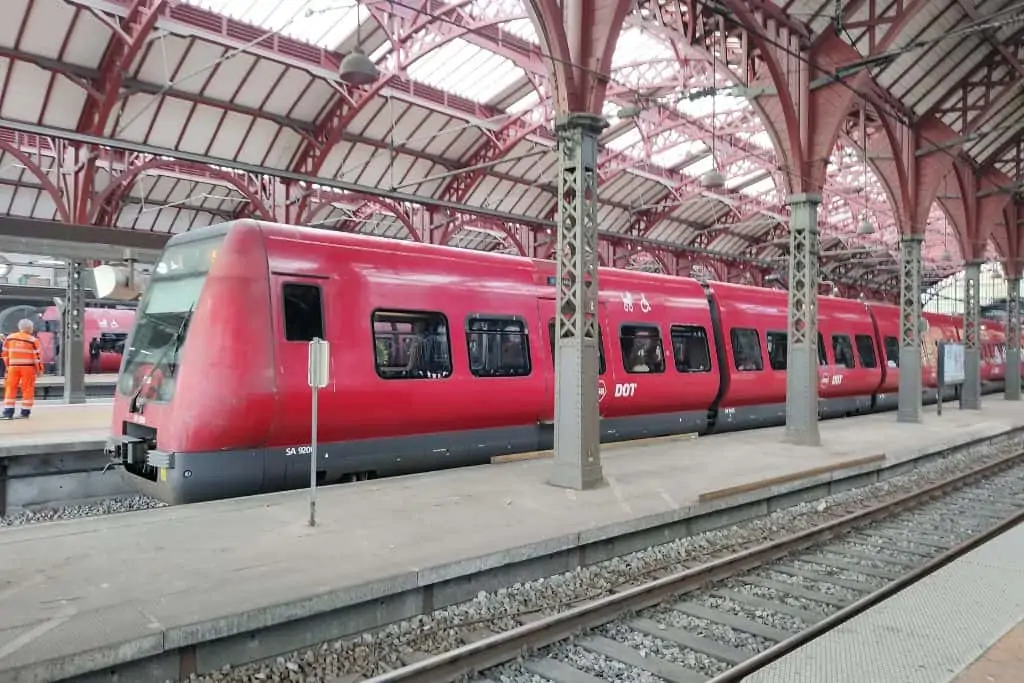 哥本哈根中央车站铁和玻璃圆顶下的红色S型列车。