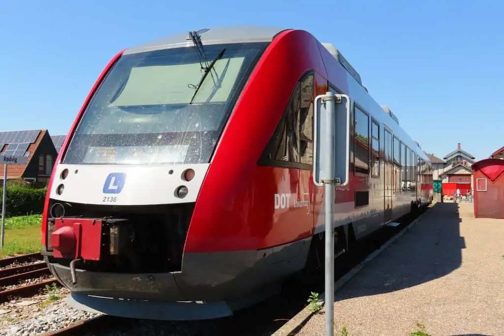 一辆红色的“本地列车”停在丹麦南部的一个车站。