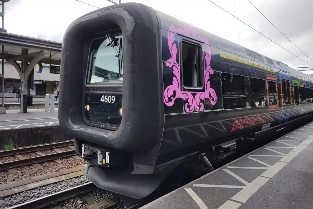 一辆黑色的火车，在隆德火车站有五颜六色的飞溅。