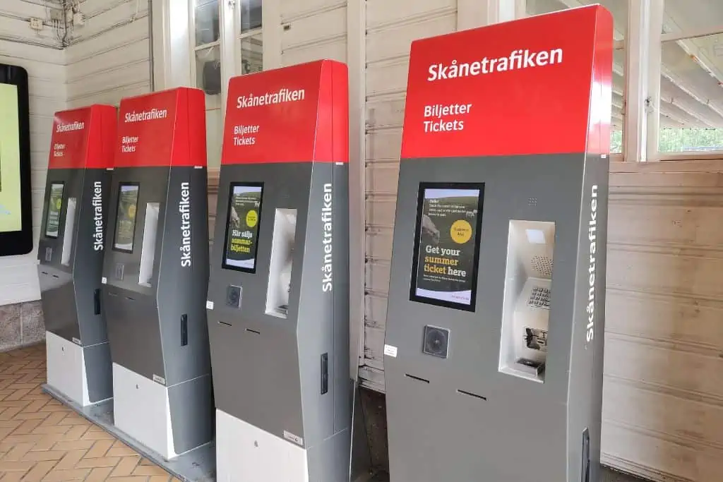 隆德站的四台灰色和红色的Skåne交通售票机。