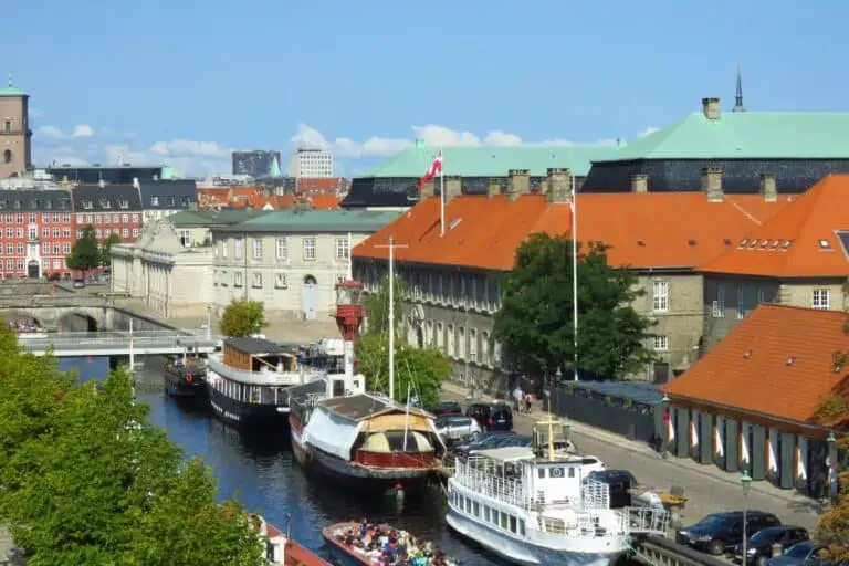 船在运河包围的建筑。