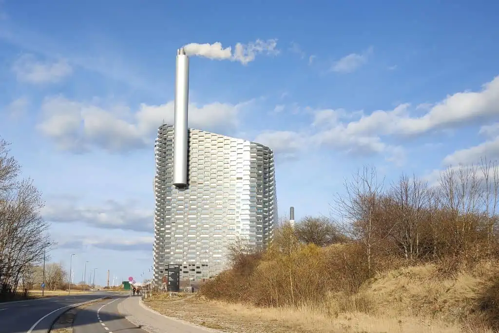 哥本哈根，一个浪费能源的工厂，上面有一个滑雪和雪橇斜坡。