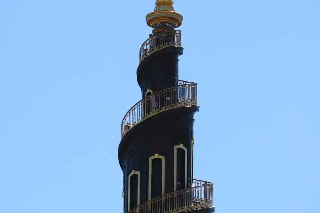 哥本哈根救世主教堂的台阶环绕着塔楼。