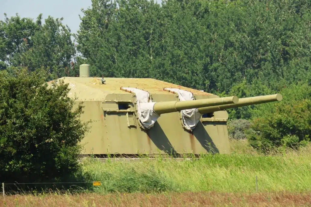 在丹麦的史丹芬斯堡冷战博物馆，一辆装有两门火炮的绿色伪装坦克。