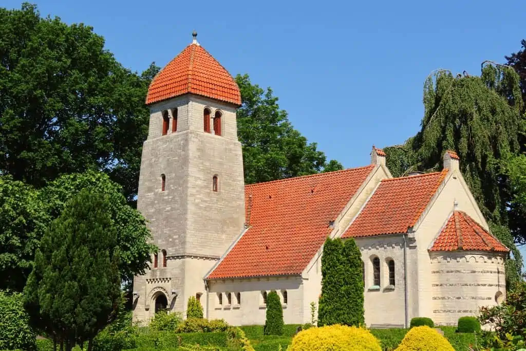 一座保存完好的教堂花园中的白红顶老教堂