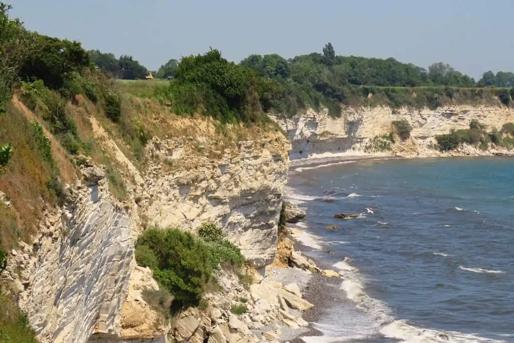 从Trampesti步道上看，史蒂文斯·克林特的白色粉笔和黄色石灰岩悬崖。