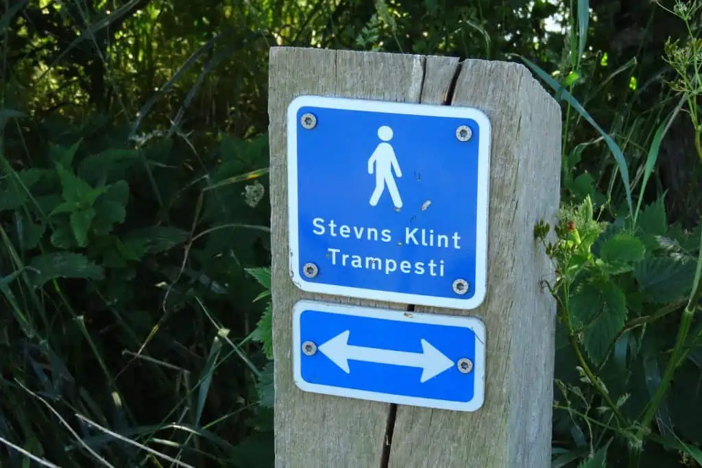 蓝白相间的标志标志着通往Trampesti小径的道路。