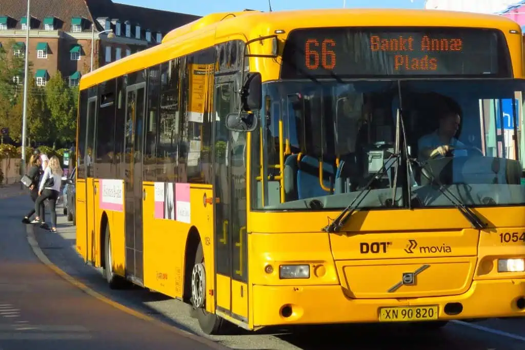 一辆亮黄色公共汽车的特写。
