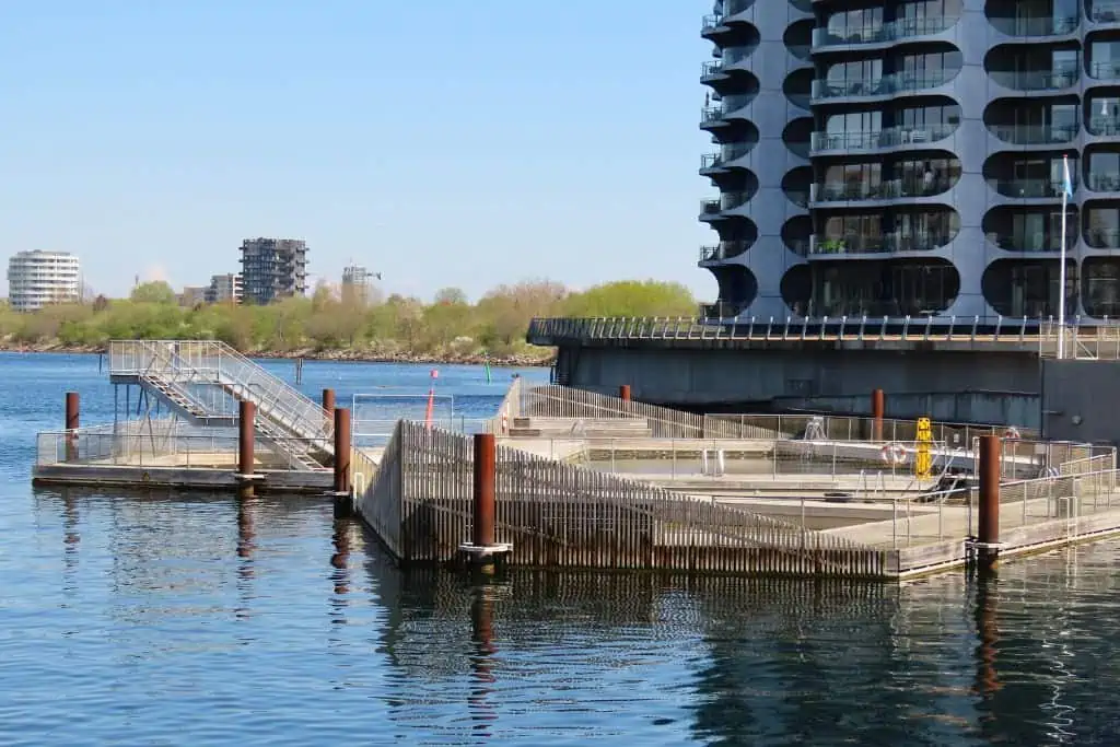 一个木制的目的建立在哥本哈根港口水域游泳区域。
