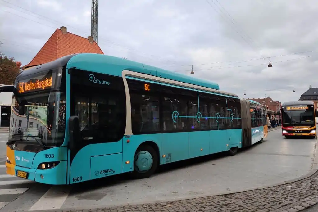 一辆绿松石巴士分为两部分，形成了一辆双长巴士。