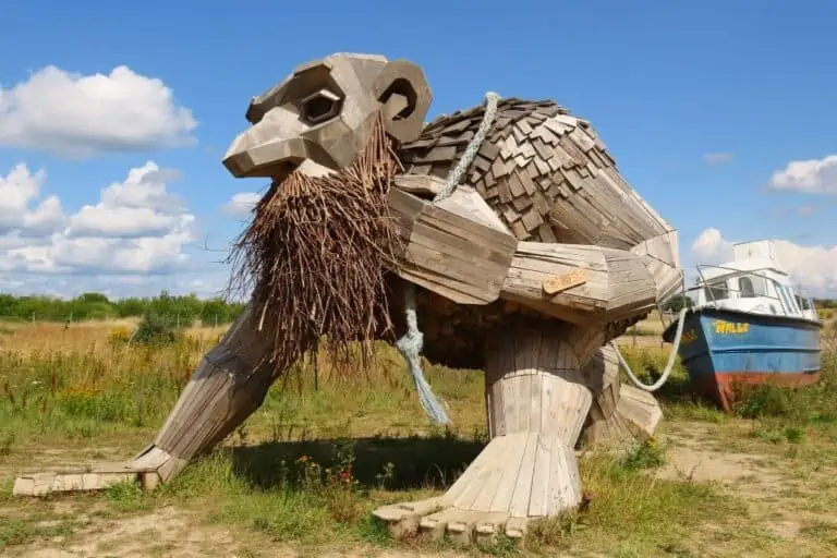 Nalle队长,被遗忘的巨头之一,一个大艺术家托马斯Dambo巨魔废木头制成的。
